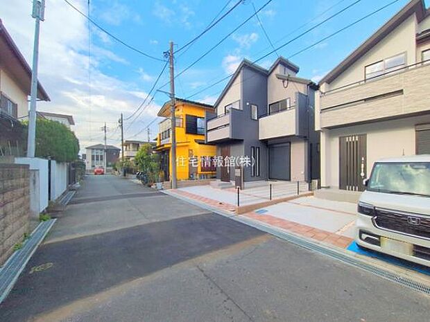 前面道路を含めた現地写真です。