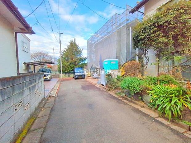 前面道路を含めた現地写真です。