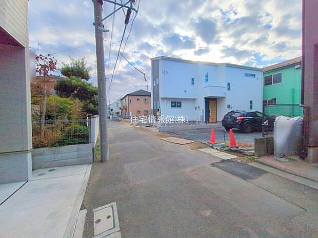 前面道路を含めた現地写真です。