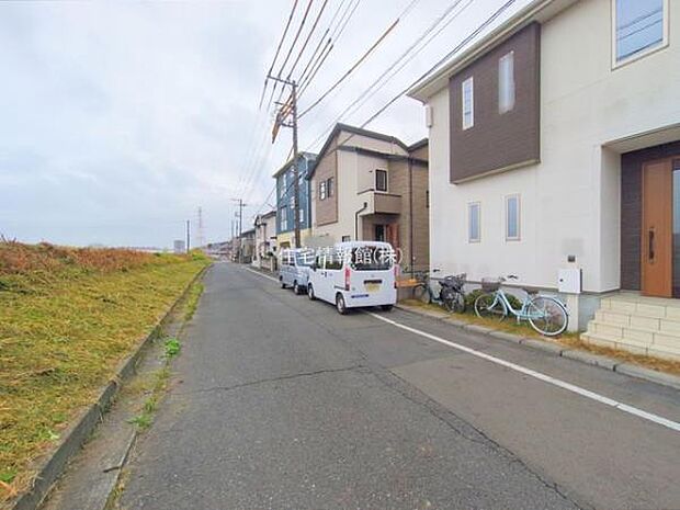 前面道路を含めた現地写真です。
