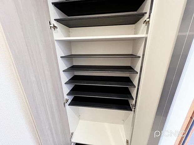 散らかりがちな玄関もスッキリの玄関収納付。