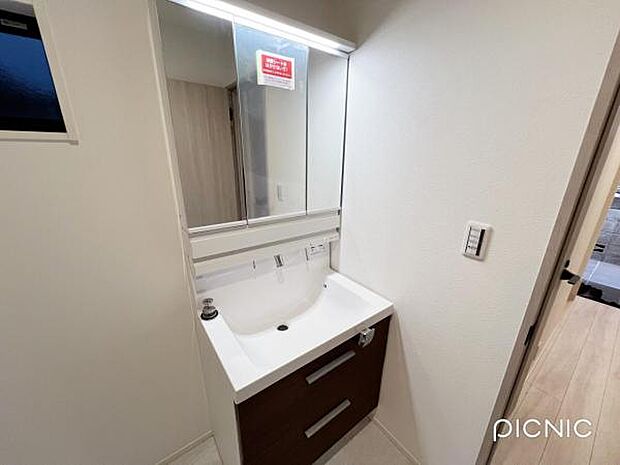 洗面化粧台です。朝の身支度から1日が始まります。