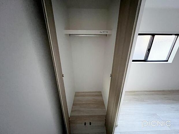 いつでもお部屋をスッキリお使い頂ける収納スペースを設置。