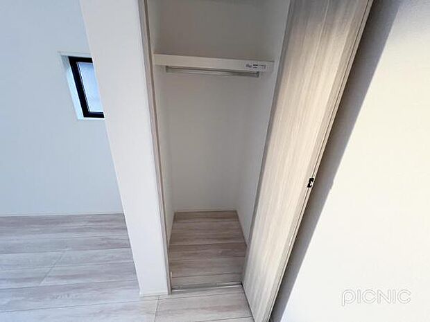 いつでもお部屋をスッキリお使い頂ける収納スペースを設置。