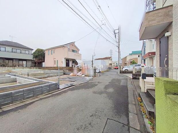 前面道路を含めた現地写真です。