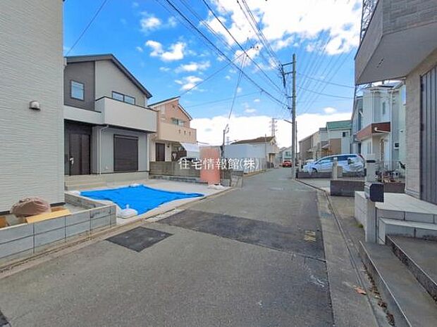 前面道路を含めた現地写真です。