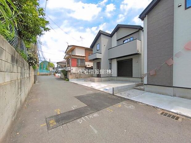 前面道路を含めた現地写真です。