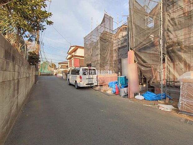 前面道路を含めた現地写真です。