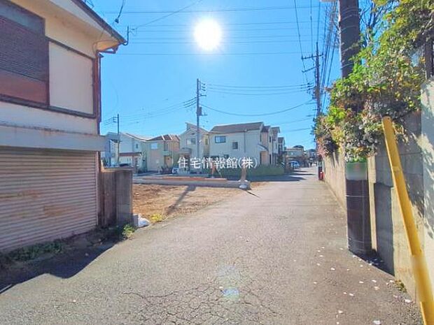 前面道路を含めた現地写真です。