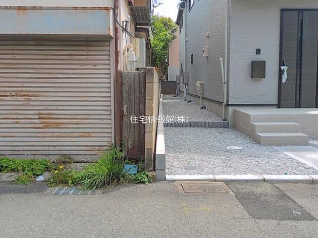 前面道路を含めた現地写真です。