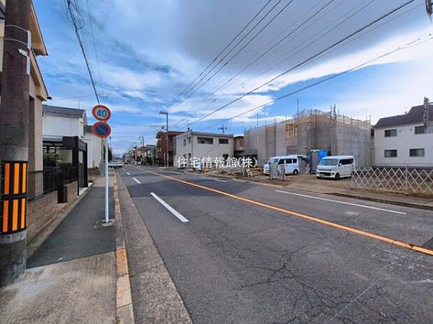 前面道路を含めた現地写真です。