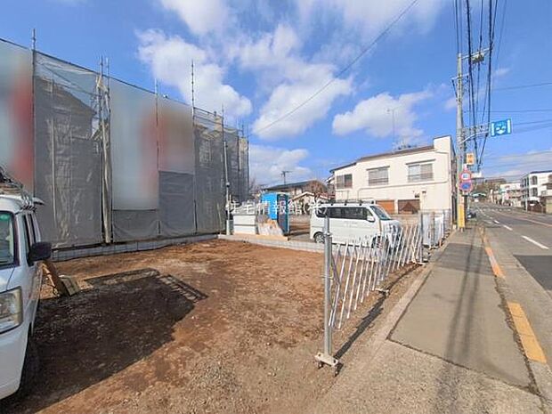 前面道路を含めた現地写真です。