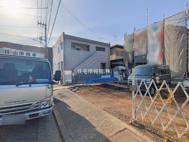 前面道路を含めた現地写真です。