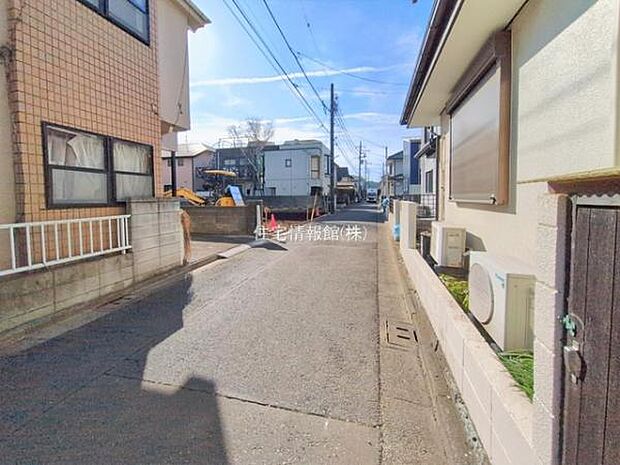 前面道路を含めた現地写真です。