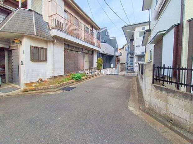 前面道路を含めた現地写真です。