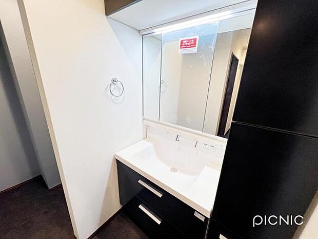 洗面化粧台です。朝の身支度から1日が始まります。