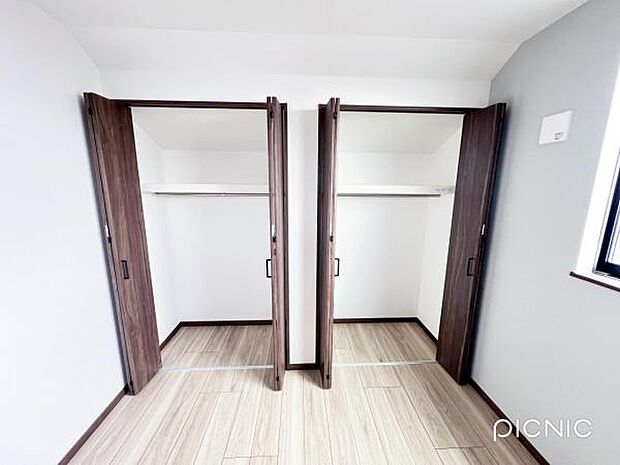 いつでもお部屋をスッキリお使い頂ける収納スペースを設置。