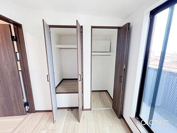 いつでもお部屋をスッキリお使い頂ける収納スペースを設置。