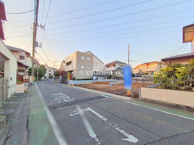 前面道路を含めた現地写真です。