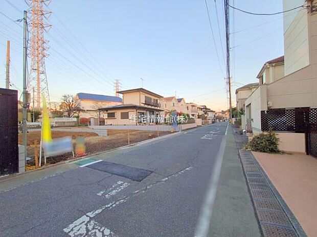 前面道路を含めた現地写真です。