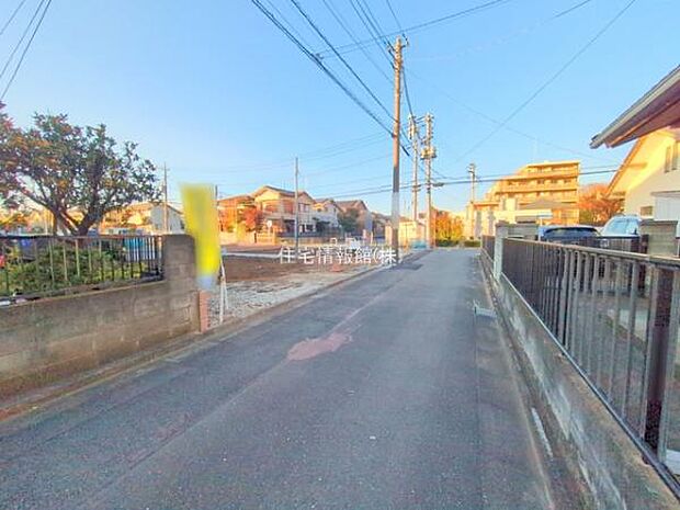 前面道路を含めた現地写真です。