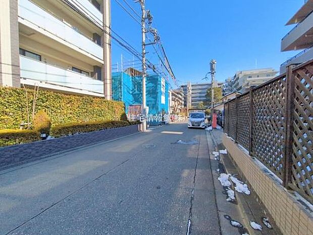 前面道路を含めた現地写真です。