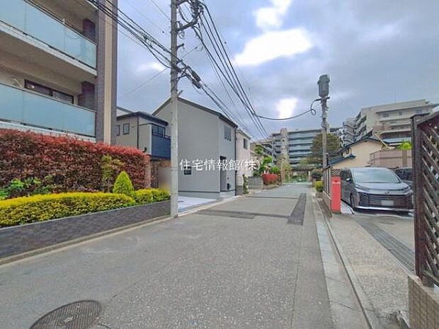 前面道路を含めた現地写真です。