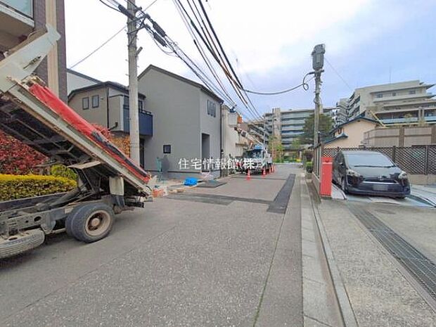 前面道路を含めた現地写真です。