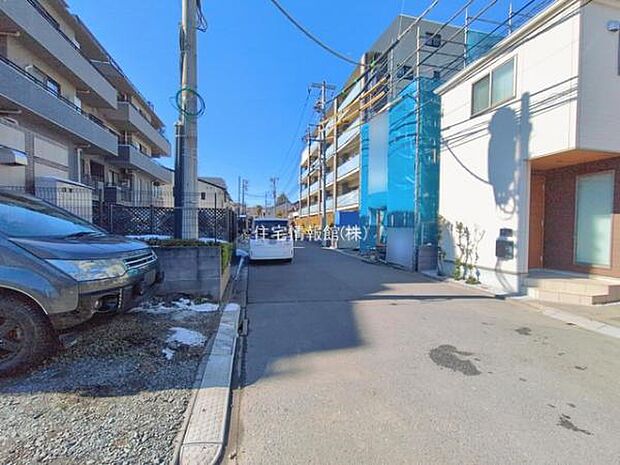 前面道路を含めた現地写真です。