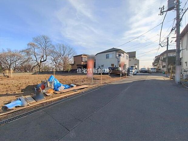 前面道路を含めた現地写真です。