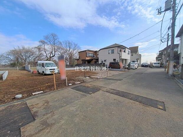 前面道路を含めた現地写真です。