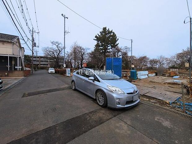 前面道路を含めた現地写真です。