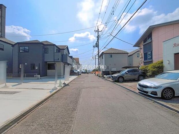 前面道路を含めた現地写真です。