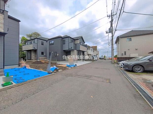 前面道路を含めた現地写真です。
