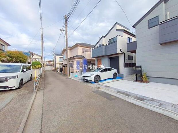 前面道路を含めた現地写真です。