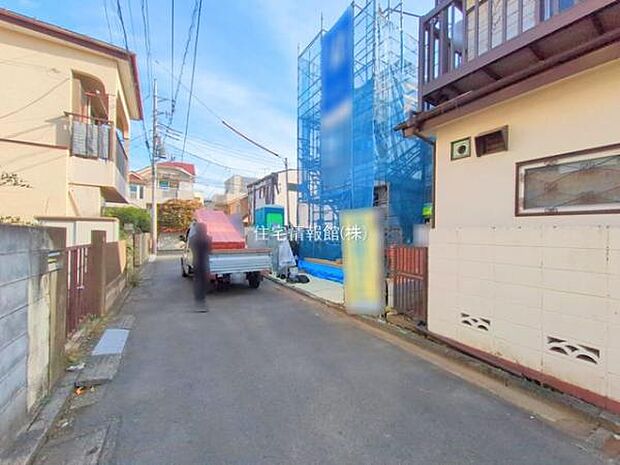 前面道路を含めた現地写真です。