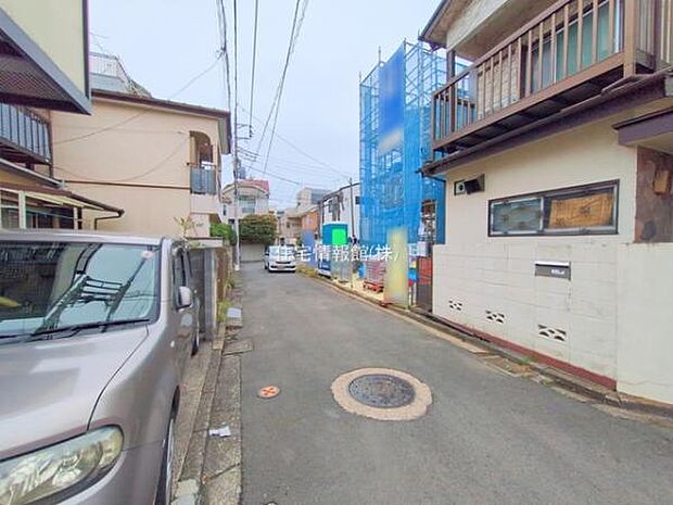 前面道路を含めた現地写真です。