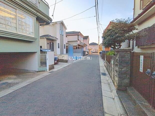 前面道路を含めた現地写真です。