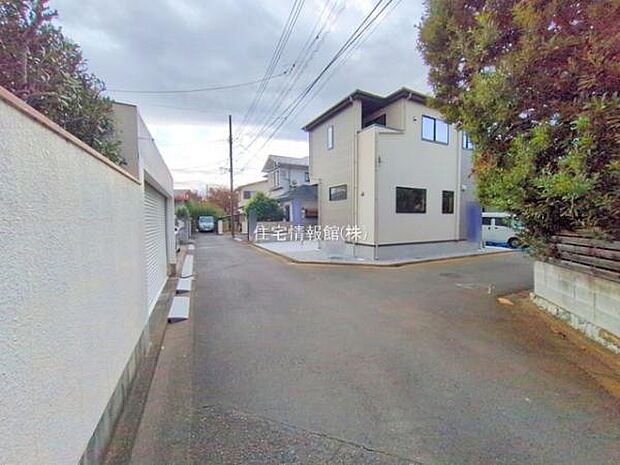 前面道路を含めた現地写真です。