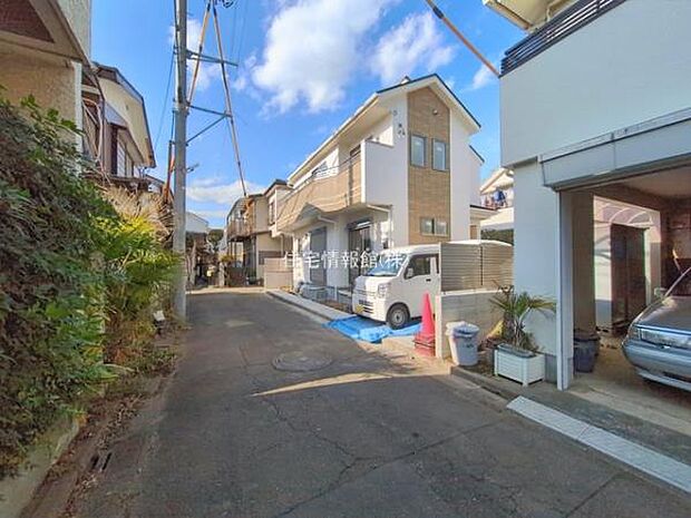 前面道路を含めた現地写真です。