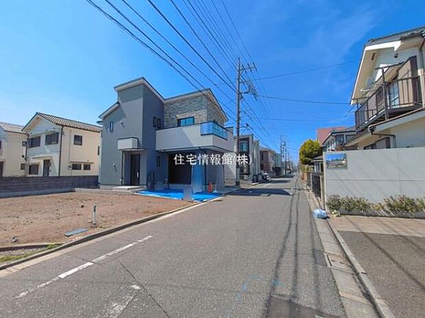 前面道路を含めた現地写真です。