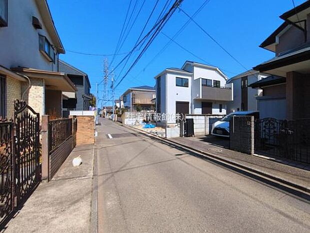 前面道路を含めた現地写真です。