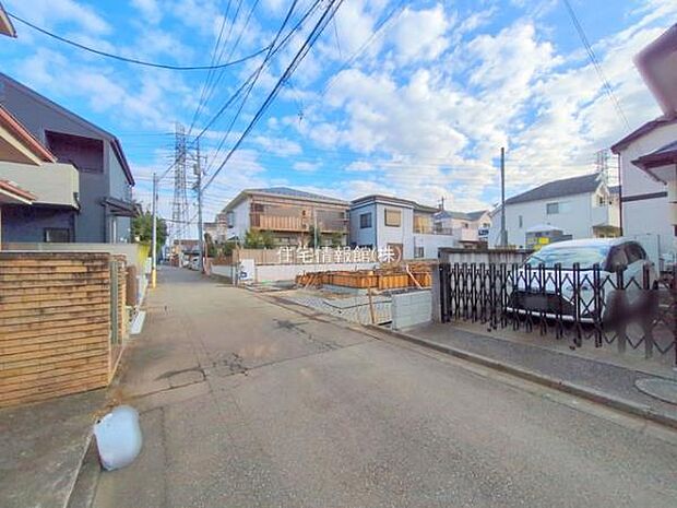 前面道路を含めた現地写真です。