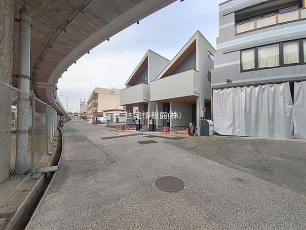 前面道路を含めた現地写真です。