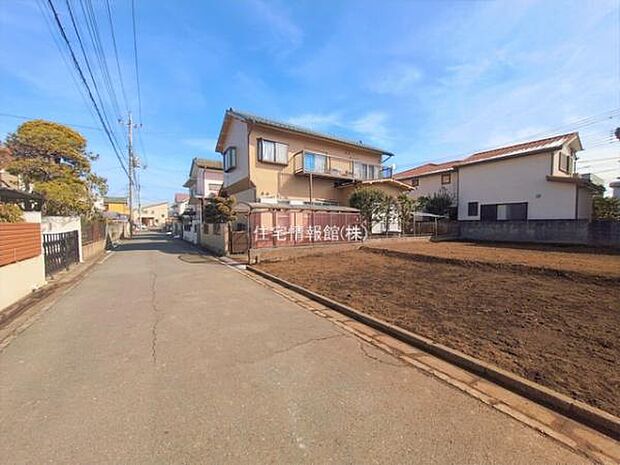 前面道路を含めた現地写真です。