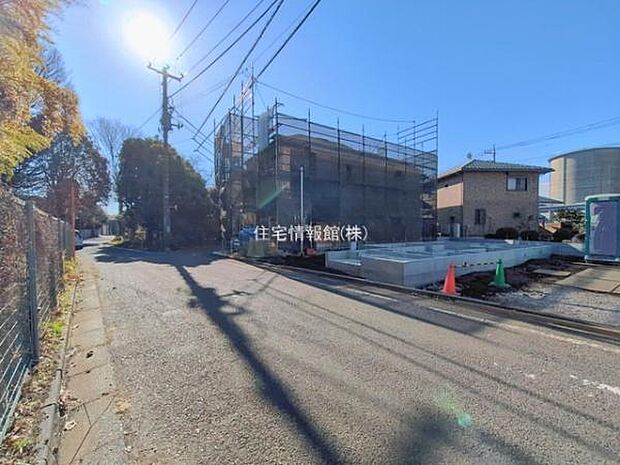 前面道路を含めた現地写真です。