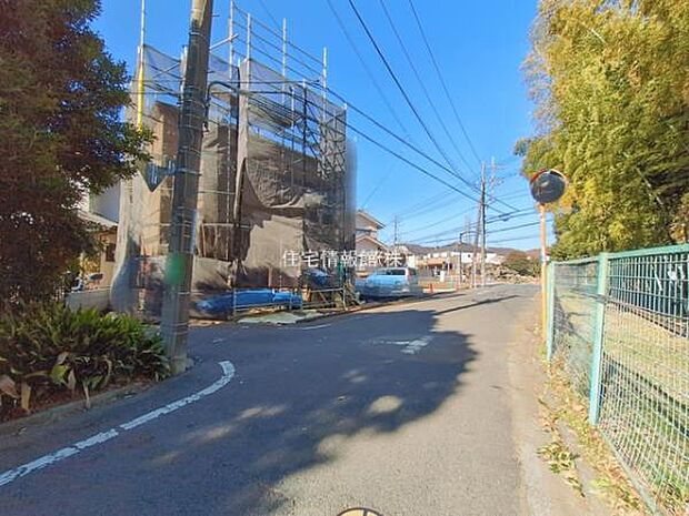 前面道路を含めた現地写真です。