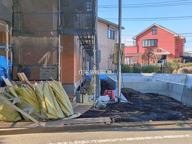 前面道路を含めた現地写真です。