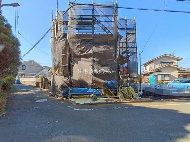 前面道路を含めた現地写真です。