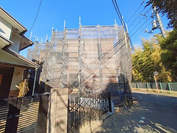 前面道路を含めた現地写真です。